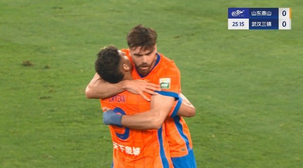 泰山1-0领跑  三镇！谢文能右路传中，泽卡后点无人盯防顶球破门